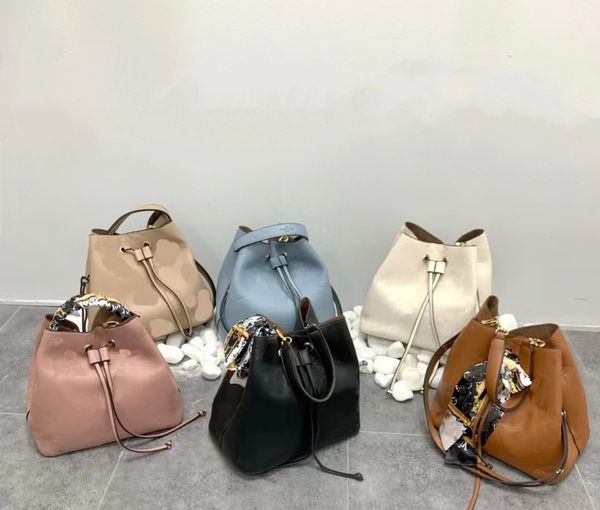 one-shoulder oil wax leather cross-body garbage bag sailor bag commuter niche chain large-capacity black tote bag
one-shoulder oil wax leather cross-body garbage bag sailor bag commuter niche chain large-capacity black tote bag
