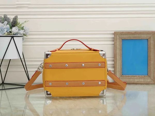 luxury designer women shoulder box bag mini soft trunk crossbody bags mens monograms messenger purse bag legacy chain handle clutch
luxury designer women shoulder box bag mini soft trunk crossbody bags mens monograms messenger purse bag legacy chain handle clutch