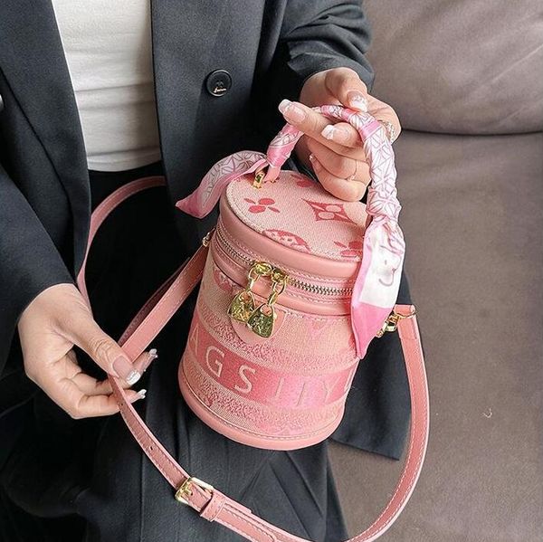 wholesale ladies shoulder bag 3 colors this year's popular letter printed handbag sweet stereotypes cylinder handbags small fresh ribbo
wholesale ladies shoulder bag 3 colors this year's popular letter printed handbag sweet stereotypes cylinder handbags small fresh ribbo