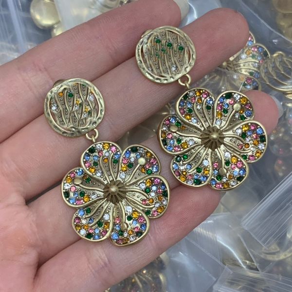 luxury designer pearl crystal flower earrings charm ear studs for woman diamond earring brass fashion jewelry supply christmas birthday part, Silver
luxury designer pearl crystal flower earrings charm ear studs for woman diamond earring brass fashion jewelry supply christmas birthday part, Silver