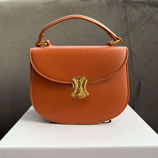 luxury designer saddle bag triomphe tofu totes cross body flap bag genuine leather shoulder bags lady fashion clutch handbags teen triomphe
luxury designer saddle bag triomphe tofu totes cross body flap bag genuine leather shoulder bags lady fashion clutch handbags teen triomphe