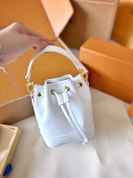the new designer ms. embroidery small bucket retro design large capacity is small like color superfine fiber adhesive lined with gold metal
the new designer ms. embroidery small bucket retro design large capacity is small like color superfine fiber adhesive lined with gold metal