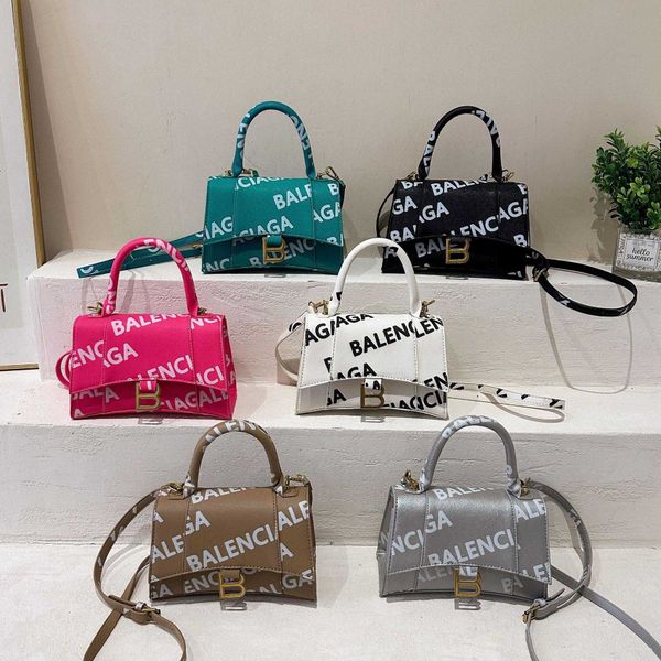 designer 2023 new bags family paris korean edition classic versatile letter print one shoulder crossbody handbag
designer 2023 new bags family paris korean edition classic versatile letter print one shoulder crossbody handbag