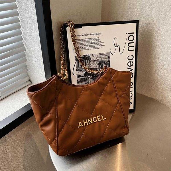 handbag designer 2023 lingge big women's new spring/summer large capacity textured one shoulder crossbody bag
handbag designer 2023 lingge big women's new spring/summer large capacity textured one shoulder crossbody bag