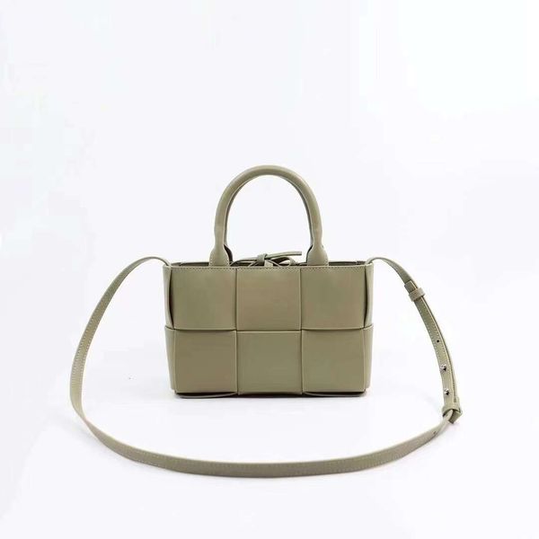 new 2023 designei bag spring summer textured woven tote bag women's genuine leather large capacity handheld straddle bag
new 2023 designei bag spring summer textured woven tote bag women's genuine leather large capacity handheld straddle bag