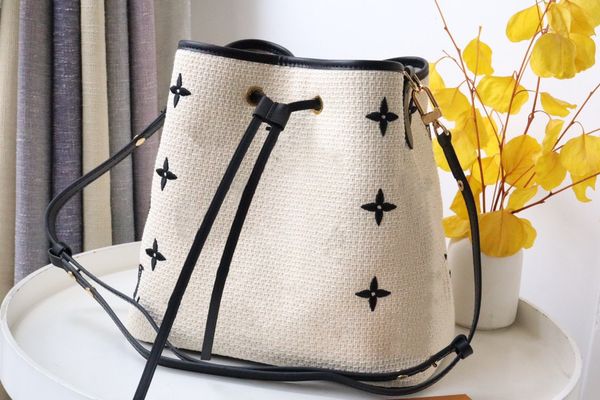 2023 new women's bucket bag high-end quality shoulder bag flexible such as lafite cotton crossbody bag capacity is very large practical
2023 new women's bucket bag high-end quality shoulder bag flexible such as lafite cotton crossbody bag capacity is very large practical
