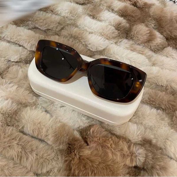 cl4s216 board large face uv resistant sunglasses women's triumphal arch classic personality, White;black
cl4s216 board large face uv resistant sunglasses women's triumphal arch classic personality, White;black