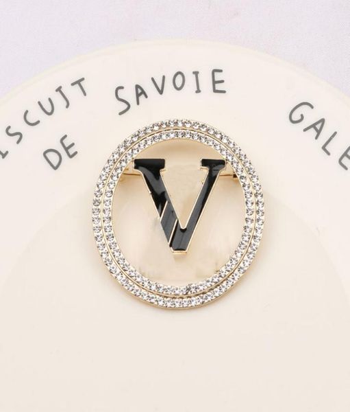 luxury brand designer letter pins brooches womens gold silver crysatl pearl rhinestone cape buckle brooch suit pin wedding party j9972671, Gray
luxury brand designer letter pins brooches womens gold silver crysatl pearl rhinestone cape buckle brooch suit pin wedding party j9972671, Gray
