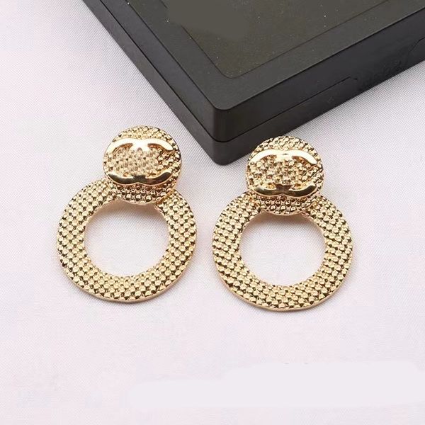 18k gold plated luxury designer brand stud earring retro style round pendant for women girl party gift jewelry accessory, Golden;silver
18k gold plated luxury designer brand stud earring retro style round pendant for women girl party gift jewelry accessory, Golden;silver