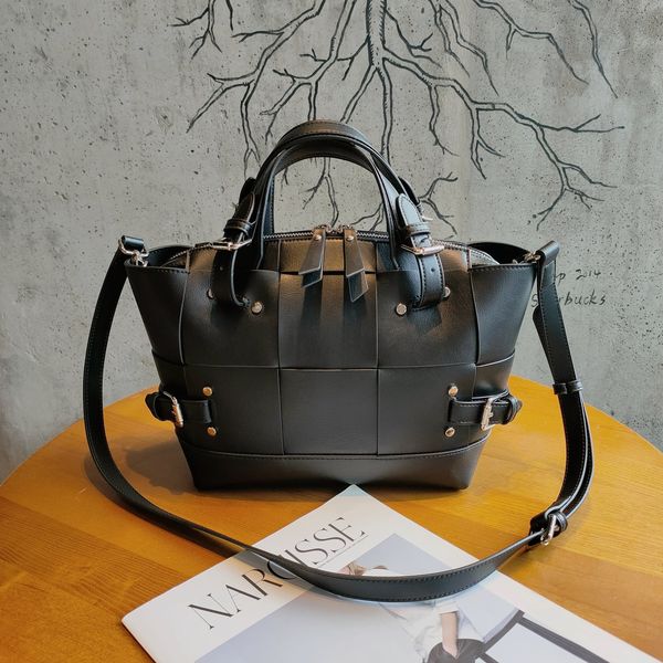 luxurious classic woven leather tote: high-end genuine leather handbag for women - fashionable single shoulder crossbody motorcycle beige
luxurious classic woven leather tote: high-end genuine leather handbag for women - fashionable single shoulder crossbody motorcycle beige