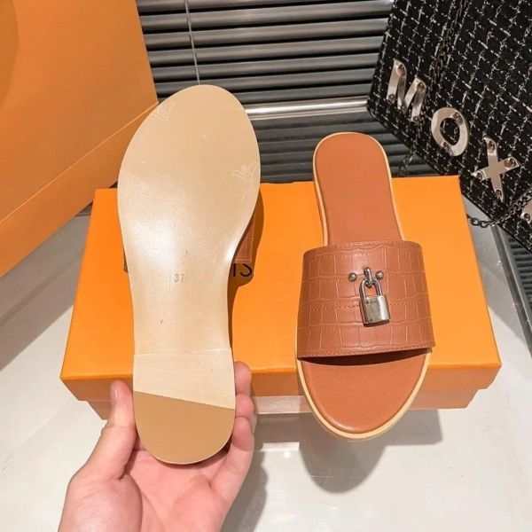 casual shoes women's designer slippers leather embossed flat sandals flip-flops luxury locking summer outdoor casual beach, Black
casual shoes women's designer slippers leather embossed flat sandals flip-flops luxury locking summer outdoor casual beach, Black
