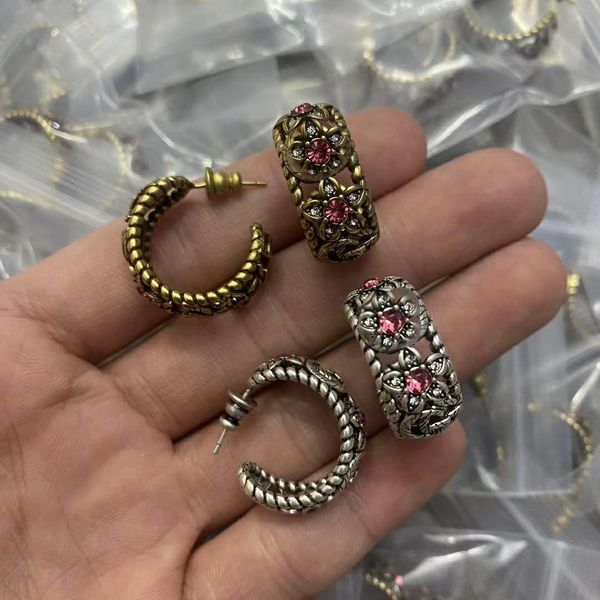old vntage copper carving daisy ear hoop earrings designer for women stud letter earring jewelry valentine day gift cgue3 -03, Golden;silver
old vntage copper carving daisy ear hoop earrings designer for women stud letter earring jewelry valentine day gift cgue3 -03, Golden;silver