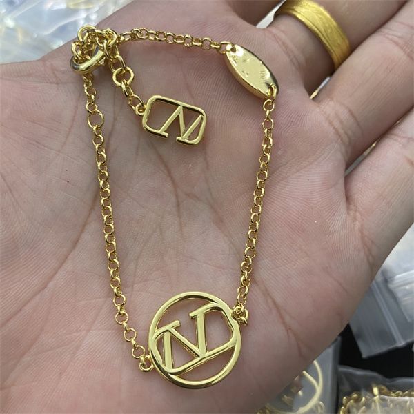 woman v logo charm bracelets letter v gold metal chain bracelet designer luxury cuff jewelry women accessories 5546432, Golden;silver
woman v logo charm bracelets letter v gold metal chain bracelet designer luxury cuff jewelry women accessories 5546432, Golden;silver