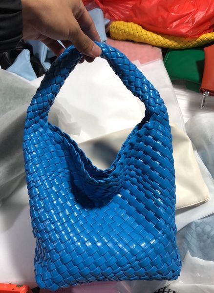 luxury handbag designer bag the tote bag shouder crossbody bags leather women bag braid leather bags handbag designer lady clutch purse shou
luxury handbag designer bag the tote bag shouder crossbody bags leather women bag braid leather bags handbag designer lady clutch purse shou