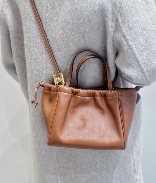 designer drawstring shopping bag triomphe mini cuir cabass handbags lady suede cowhide high capacity tote bag woman 10a togo soft grained ca
designer drawstring shopping bag triomphe mini cuir cabass handbags lady suede cowhide high capacity tote bag woman 10a togo soft grained ca