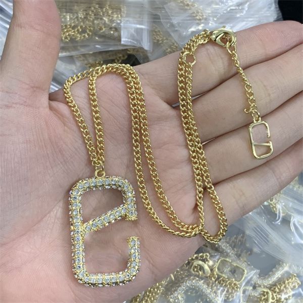 woman v logo pendant necklaces v letter designer pearl luxury metal jewelry women brand gold necklace 465667, Silver
woman v logo pendant necklaces v letter designer pearl luxury metal jewelry women brand gold necklace 465667, Silver