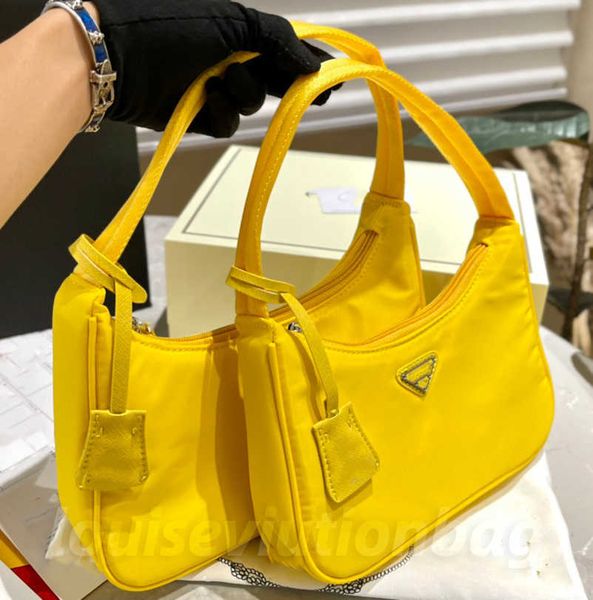 nylon hobo handbag designer bag underarm solid color black red mini pochette enamel triangle zipper retro single shoulder bags fashion trend
nylon hobo handbag designer bag underarm solid color black red mini pochette enamel triangle zipper retro single shoulder bags fashion trend