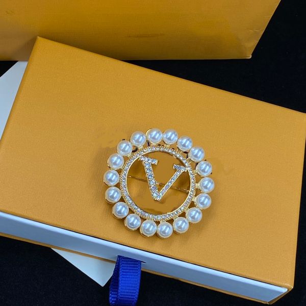 2023 luxury designer pearl rhinestone letter brooch suitable for suits fashion simple jewelry brooches, Gray
2023 luxury designer pearl rhinestone letter brooch suitable for suits fashion simple jewelry brooches, Gray