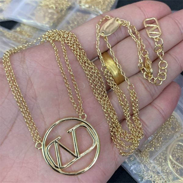 woman v logo pendant necklaces v letter designer pearl luxury metal jewelry women brand gold necklace 453356, Silver
woman v logo pendant necklaces v letter designer pearl luxury metal jewelry women brand gold necklace 453356, Silver