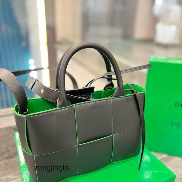 woven venetas designer handbag botteges bags tote bag spring 2023 summer shoulder cassettes with large capacity 24x17cm mm2p
woven venetas designer handbag botteges bags tote bag spring 2023 summer shoulder cassettes with large capacity 24x17cm mm2p