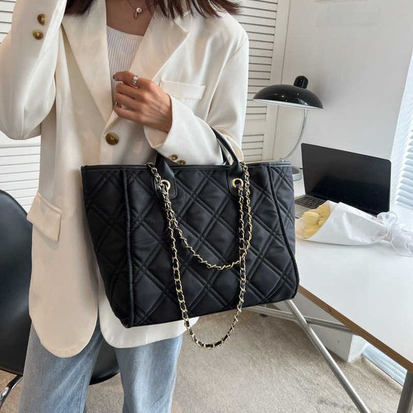 women's autumn/winter new version chain shoulder bag large capacity fashion tote purses
women's autumn/winter new version chain shoulder bag large capacity fashion tote purses