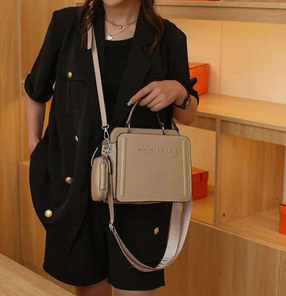 famous designer shoulder bag chain crossbody tote women classic handbag purse luxury shopping wallet casual capacity handbags fashion bags
famous designer shoulder bag chain crossbody tote women classic handbag purse luxury shopping wallet casual capacity handbags fashion bags