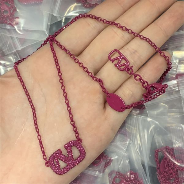 woman v logo pendant necklaces v letter designer pearl luxury metal jewelry women brand gold necklace 4223, Silver
woman v logo pendant necklaces v letter designer pearl luxury metal jewelry women brand gold necklace 4223, Silver