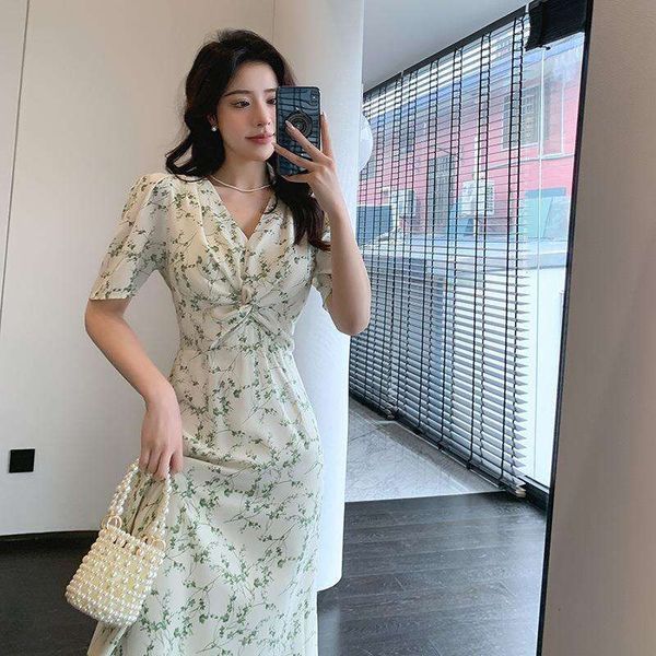 slightly oversized girls green floral skirt dress v neck chiffon a line womens summer temperament mid length slim, Black;gray
slightly oversized girls green floral skirt dress v neck chiffon a line womens summer temperament mid length slim, Black;gray