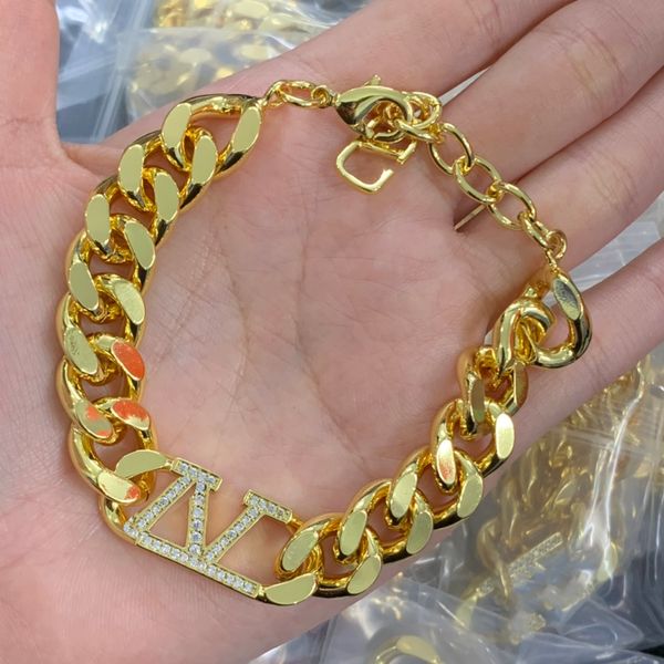 woman v logo charm bracelets letter v gold metal chain bracelet designer luxury cuff jewelry women accessories 589, Golden;silver
woman v logo charm bracelets letter v gold metal chain bracelet designer luxury cuff jewelry women accessories 589, Golden;silver