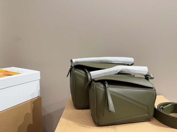 designer bags shoulder handbags fashion brand women geometric package leather handbag for ladiesversatile style
designer bags shoulder handbags fashion brand women geometric package leather handbag for ladiesversatile style