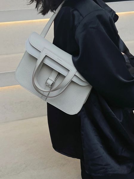 halzan tote bag designer saddle shoulder handbags crossbody designers horseshoe bag folding totes pack portable litchee leather clutch hand
halzan tote bag designer saddle shoulder handbags crossbody designers horseshoe bag folding totes pack portable litchee leather clutch hand