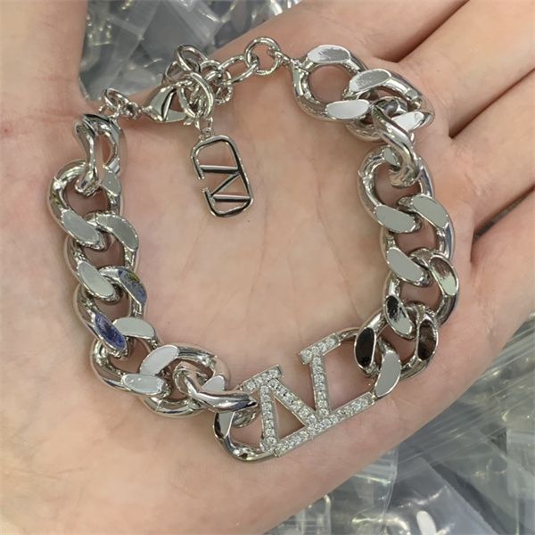 woman v logo charm bracelets letter v gold metal chain bracelet designer luxury cuff jewelry women accessories 276, Golden;silver
woman v logo charm bracelets letter v gold metal chain bracelet designer luxury cuff jewelry women accessories 276, Golden;silver