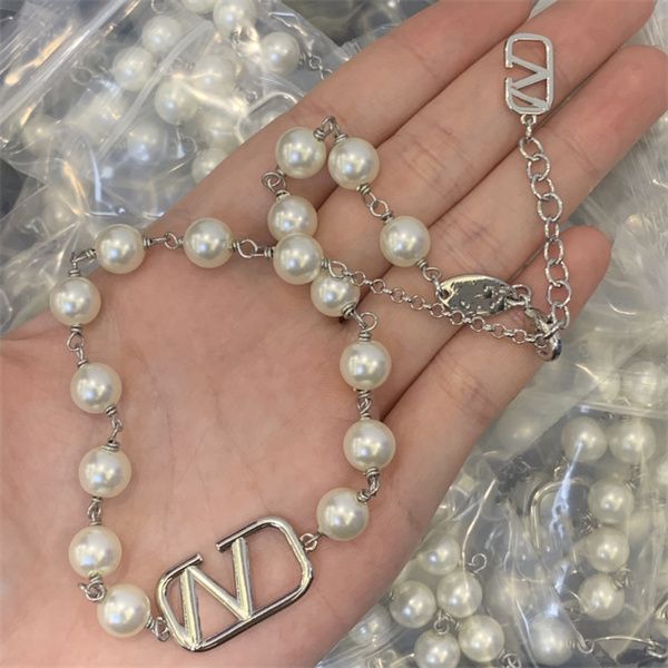 woman v logo pendant necklaces v letter designer pearl luxury metal jewelry women brand gold necklace 27854234, Silver
woman v logo pendant necklaces v letter designer pearl luxury metal jewelry women brand gold necklace 27854234, Silver