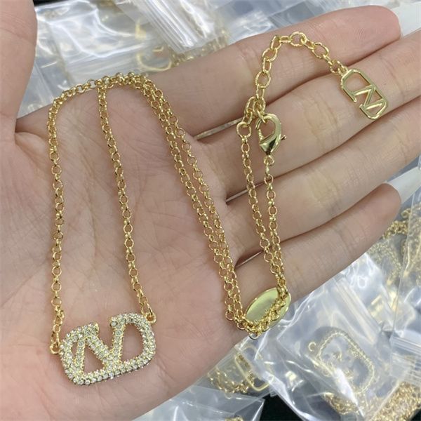 woman v logo pendant necklaces v letter designer pearl luxury metal jewelry women brand gold necklace 42, Silver
woman v logo pendant necklaces v letter designer pearl luxury metal jewelry women brand gold necklace 42, Silver