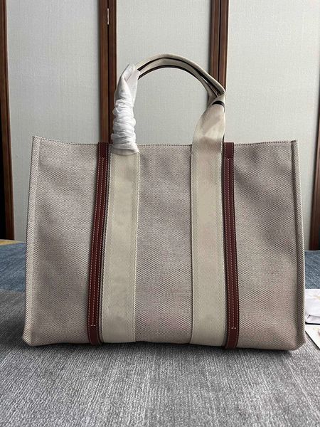 designer handbag woody tote bag large capacity canvas travel bag letters stitched cowhide portable shoulder bag casual shopping office purse
designer handbag woody tote bag large capacity canvas travel bag letters stitched cowhide portable shoulder bag casual shopping office purse