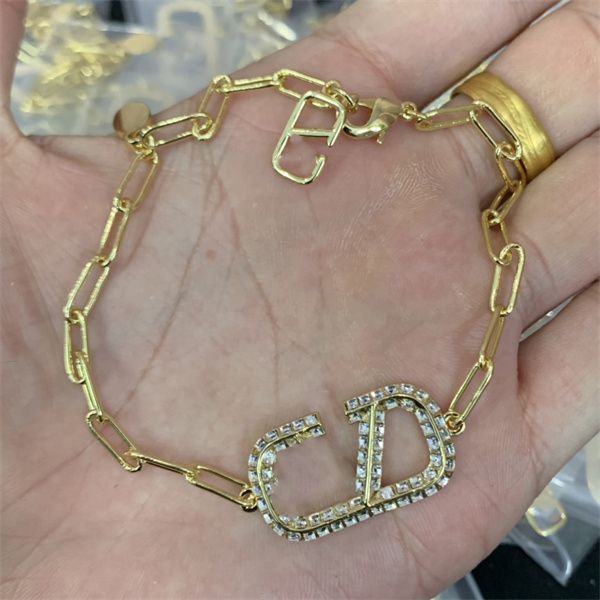 woman v logo charm bracelets letter v gold metal chain bracelet designer luxury cuff jewelry women accessories 5223, Golden;silver
woman v logo charm bracelets letter v gold metal chain bracelet designer luxury cuff jewelry women accessories 5223, Golden;silver