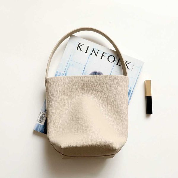 designer bags leather bag large capacity shoulder cowhide hand mother lichee grain head layer bucketclassic tote bag the row 2s86
designer bags leather bag large capacity shoulder cowhide hand mother lichee grain head layer bucketclassic tote bag the row 2s86