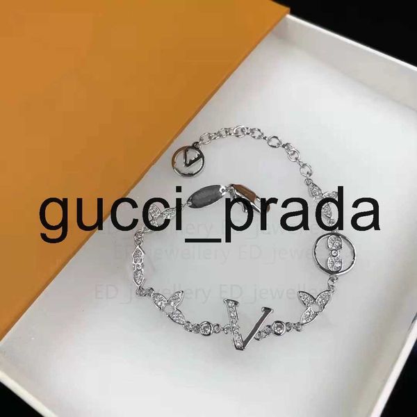 luxury designer elegant gold and silver bracelet fashion women's letter pendant clover bracelet wedding special design jewelry quality, Golden;silver
luxury designer elegant gold and silver bracelet fashion women's letter pendant clover bracelet wedding special design jewelry quality, Golden;silver