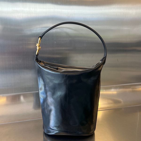 2023 new women's bucket bag high-end quality handbag with oil wax cowhide armpit bag inside the canvas material easy to take care of 73
2023 new women's bucket bag high-end quality handbag with oil wax cowhide armpit bag inside the canvas material easy to take care of 73