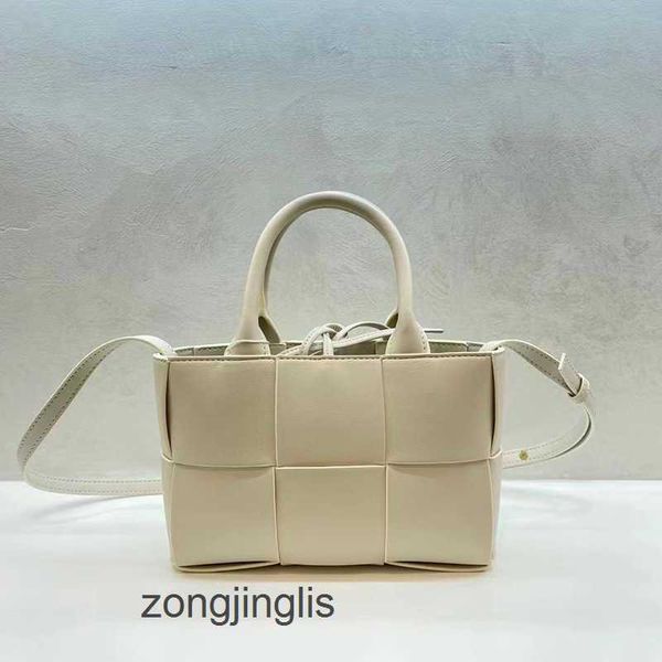women's woven venetas bags arco designer bag 2023 botteges fashion tote large capacity bucket portable one shoulder ht3x
women's woven venetas bags arco designer bag 2023 botteges fashion tote large capacity bucket portable one shoulder ht3x