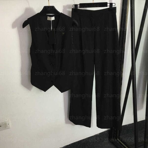 23ss casual suit women pants sets womens designer clothing letter brooch decorated v-neck suit waistcoat high-waisted wide-leg pants sets wo, White
23ss casual suit women pants sets womens designer clothing letter brooch decorated v-neck suit waistcoat high-waisted wide-leg pants sets wo, White