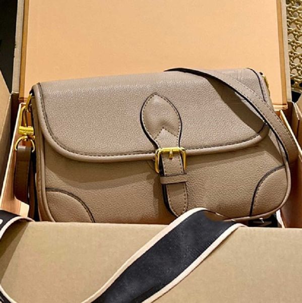 designer bags shoulder bag totes real leather luxury old flower diane baguette handbag large-capacity canvas strap embossed letters
designer bags shoulder bag totes real leather luxury old flower diane baguette handbag large-capacity canvas strap embossed letters
