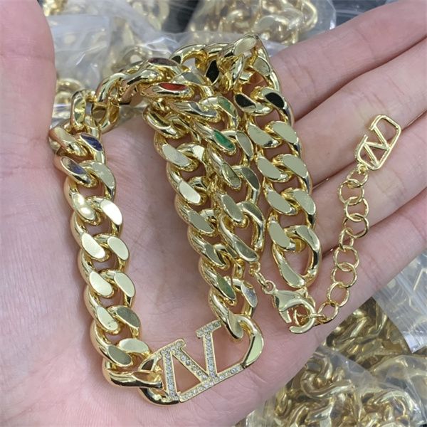 woman v logo pendant necklaces v letter designer pearl luxury metal jewelry women brand big gold silver necklace 564534 
woman v logo pendant necklaces v letter designer pearl luxury metal jewelry women brand big gold silver necklace 564534