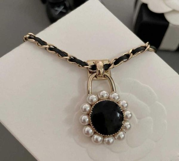 black leather pearl christmas necklace women golden chain fashion luxury popular online elegant lady temperament party anime9869772 
black leather pearl christmas necklace women golden chain fashion luxury popular online elegant lady temperament party anime9869772