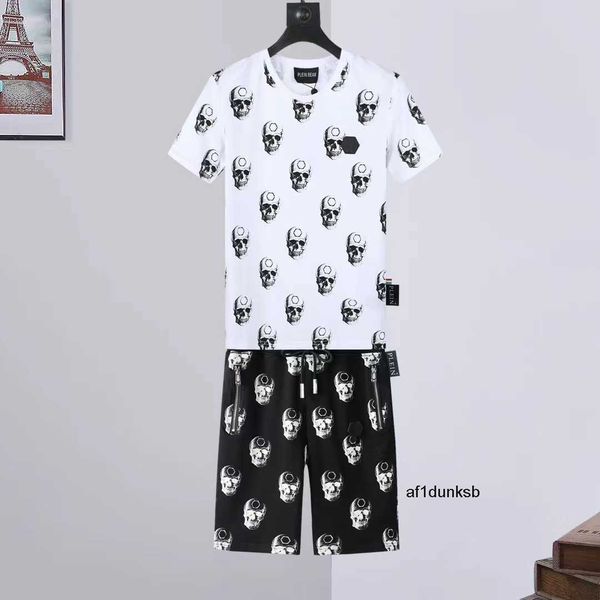 suit plein philipps bear mens sporting t shirts shorts crystal skull joer tracksuit men sets t-shirts casual tracksuits 14674, Gray
suit plein philipps bear mens sporting t shirts shorts crystal skull joer tracksuit men sets t-shirts casual tracksuits 14674, Gray