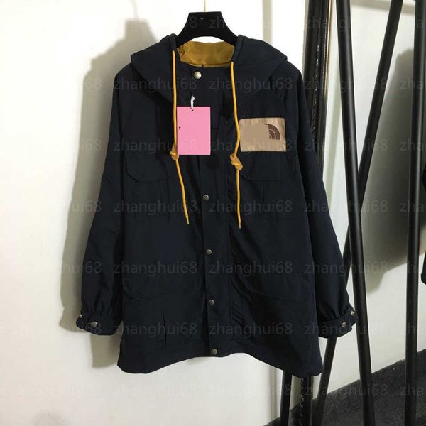 23ss womens jacket womens designer clothing co-branded mid-length hooded trench coat with letter stickers on the chest women clothes, Black;brown
23ss womens jacket womens designer clothing co-branded mid-length hooded trench coat with letter stickers on the chest women clothes, Black;brown