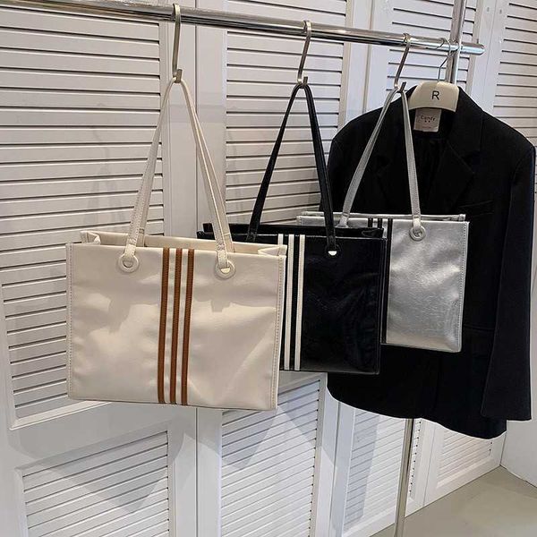 selling version shoulder bag simple and large capacity fashionable women's bag versatile tote bag for commuting college students and cl
selling version shoulder bag simple and large capacity fashionable women's bag versatile tote bag for commuting college students and cl