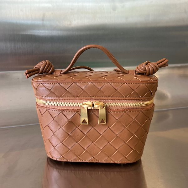 2023 new women's makeup bag high-end quality woven mini handbag as a whole made of sheepskin crossbody bag capacity can hold 743,551
2023 new women's makeup bag high-end quality woven mini handbag as a whole made of sheepskin crossbody bag capacity can hold 743,551