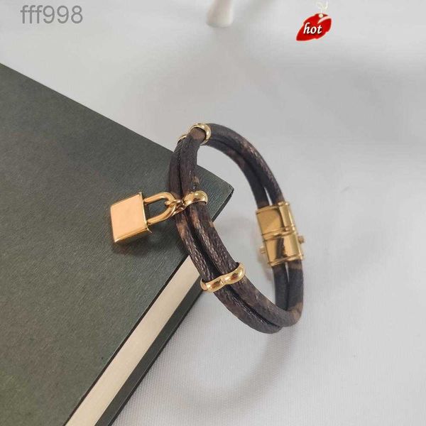 box luxury jewelry feminine leather designer bracelet with gold heart brand on a high end elegant fashion with bracelet x3or, Golden;silver
box luxury jewelry feminine leather designer bracelet with gold heart brand on a high end elegant fashion with bracelet x3or, Golden;silver