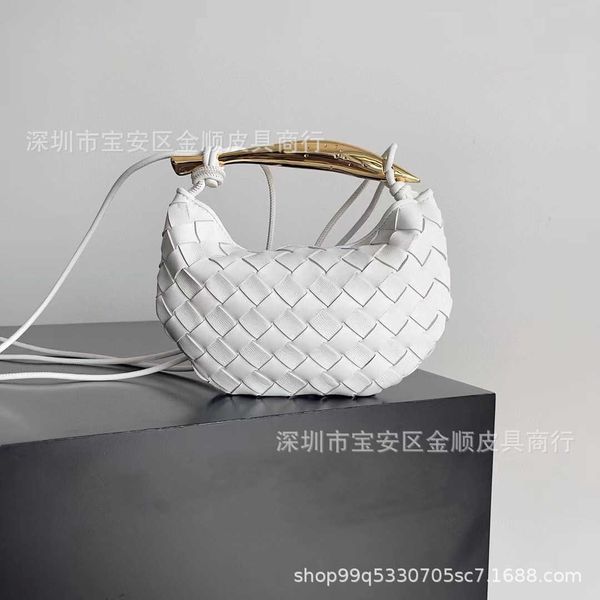 designer bag handheld basket bag sheepskin woven women's bag metal handle shoulder bag crossbody women's bag luxury venetas bag ai
designer bag handheld basket bag sheepskin woven women's bag metal handle shoulder bag crossbody women's bag luxury venetas bag ai